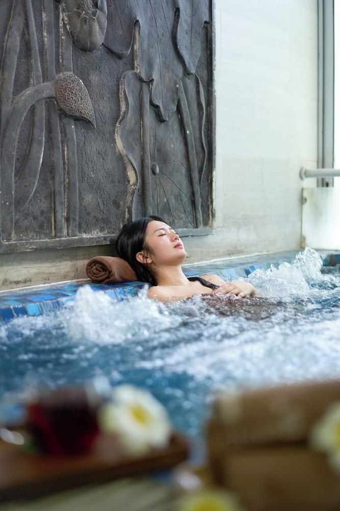 swimming pool spa