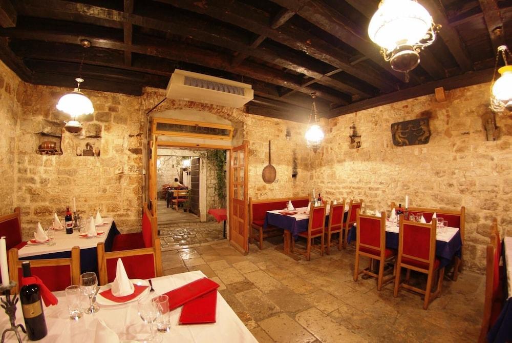 restaurant cafeteria