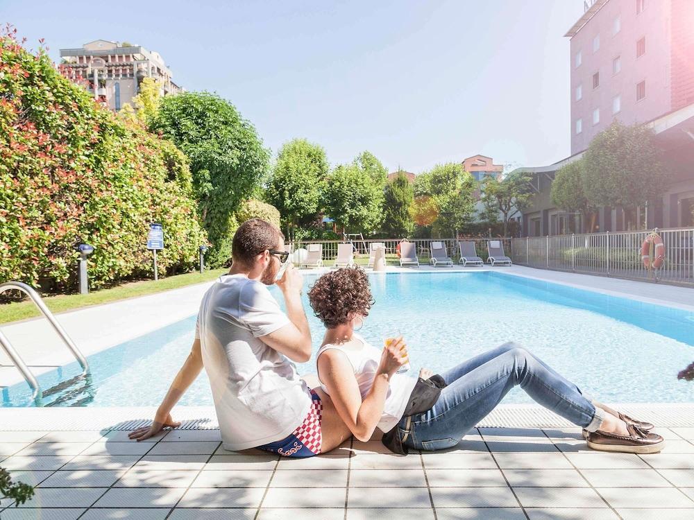 swimming pool spa