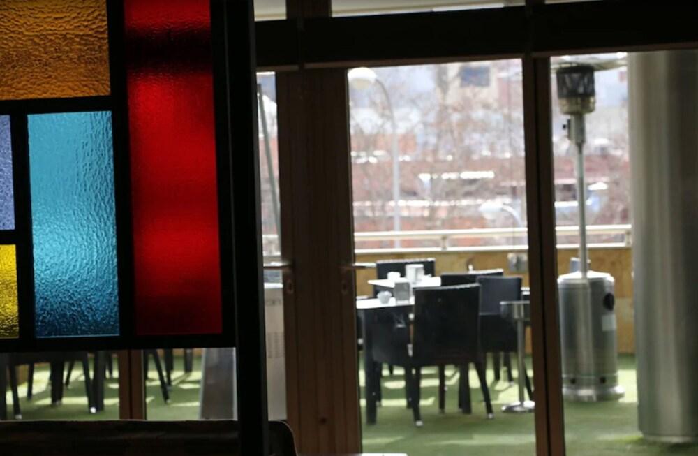 restaurant cafeteria