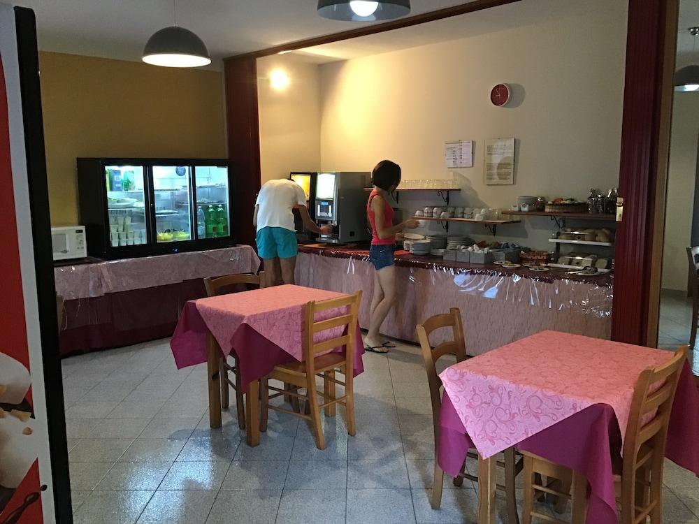 restaurant-cafeteria