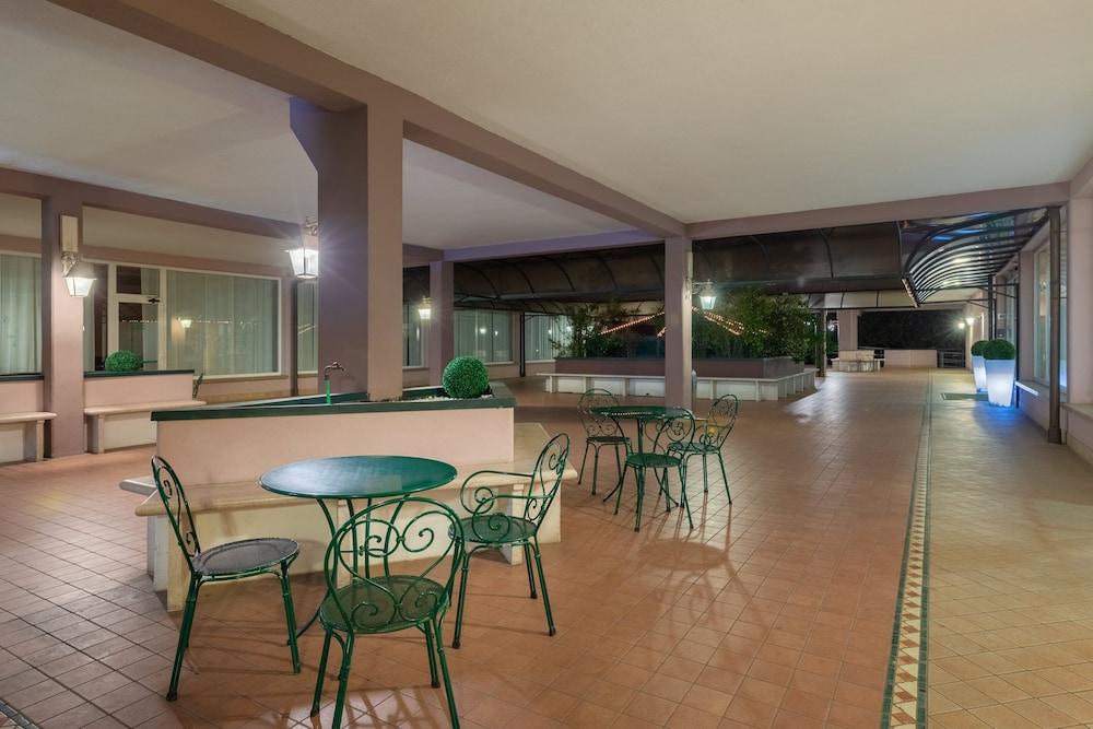 restaurant cafeteria