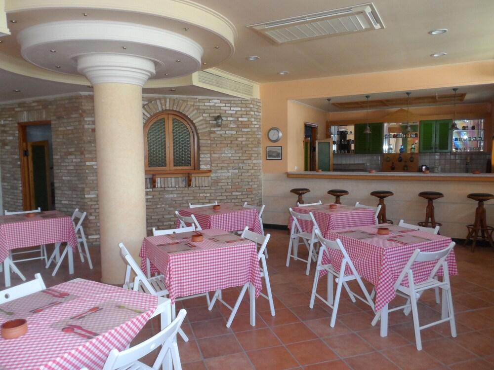 restaurant cafeteria