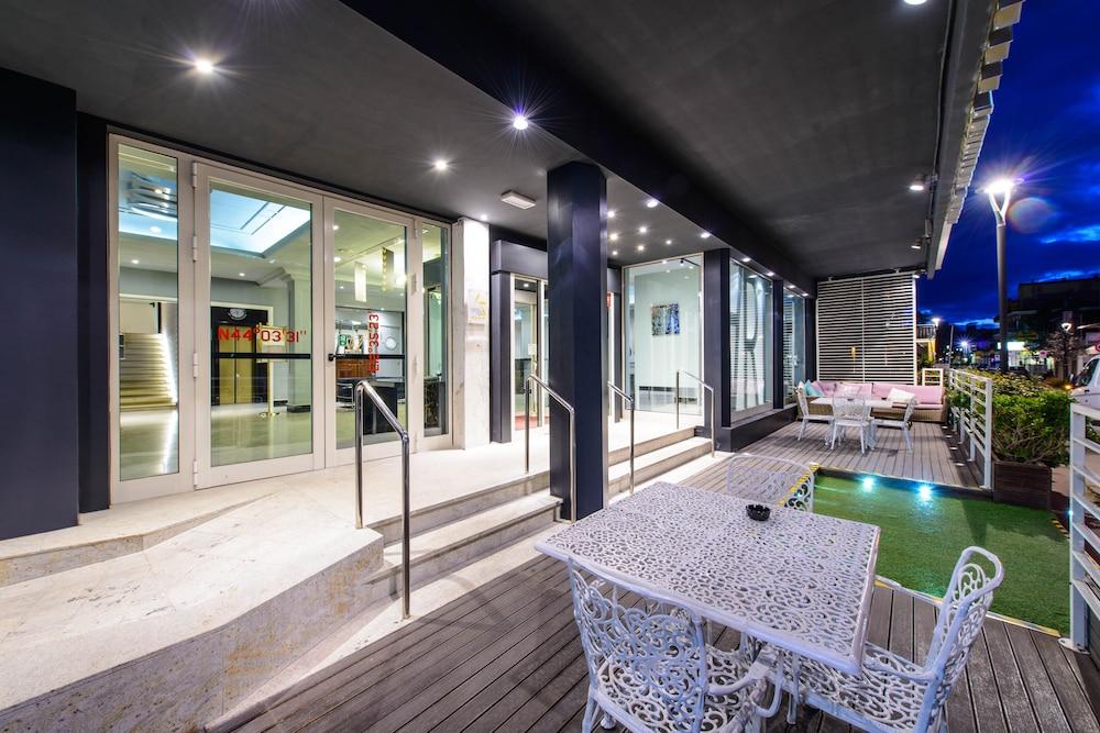swimming pool spa