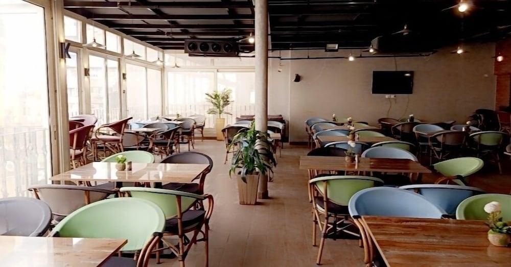 restaurant cafeteria