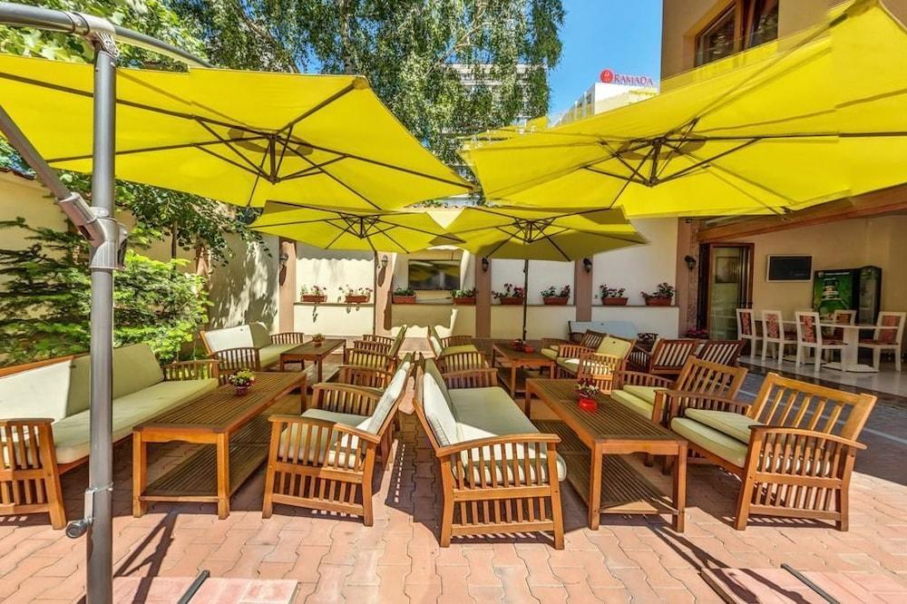 restaurant cafeteria