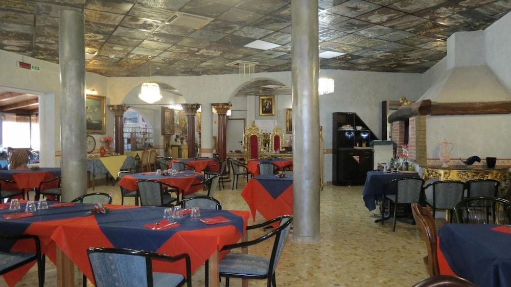 restaurant cafeteria