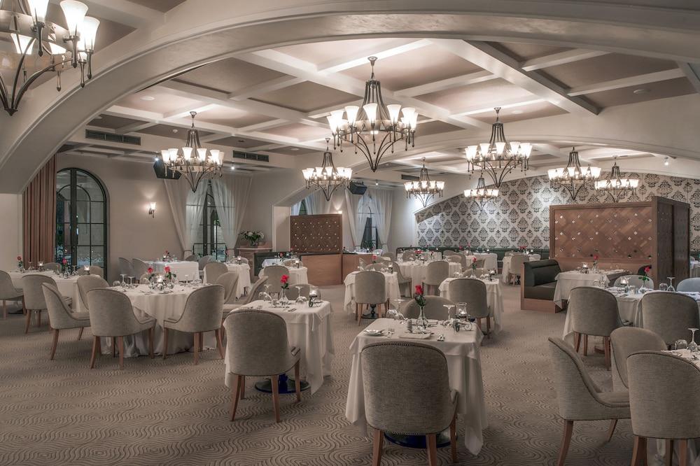 restaurant cafeteria