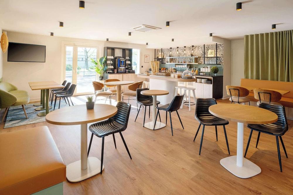 restaurant cafeteria