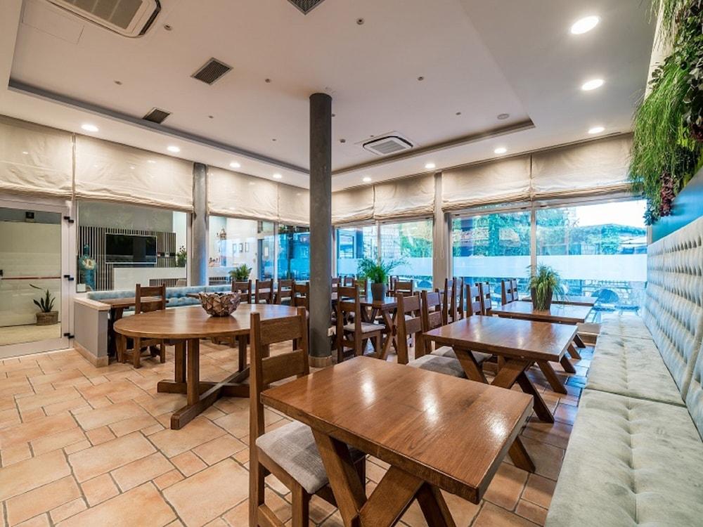 restaurant-cafeteria