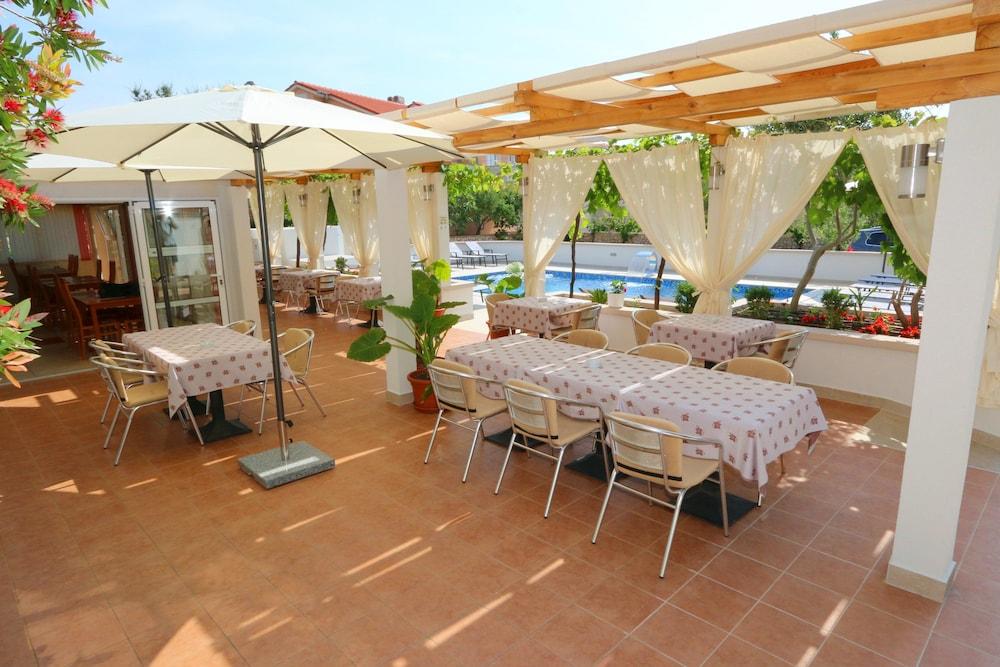 restaurant-cafeteria