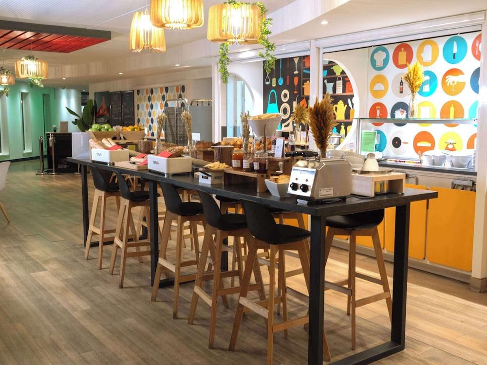 restaurant cafeteria