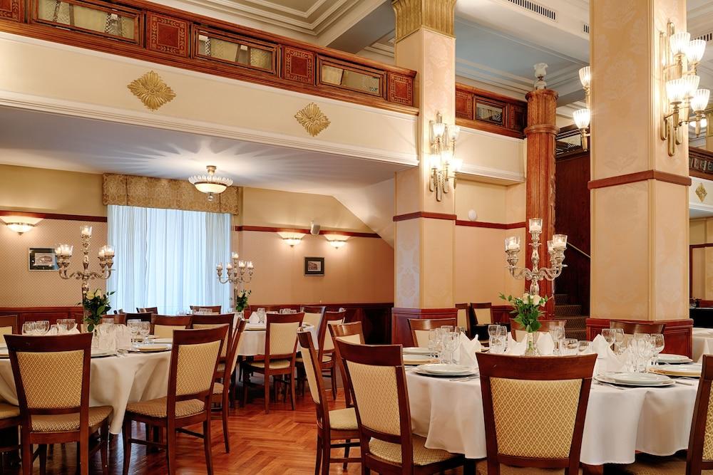 restaurant cafeteria