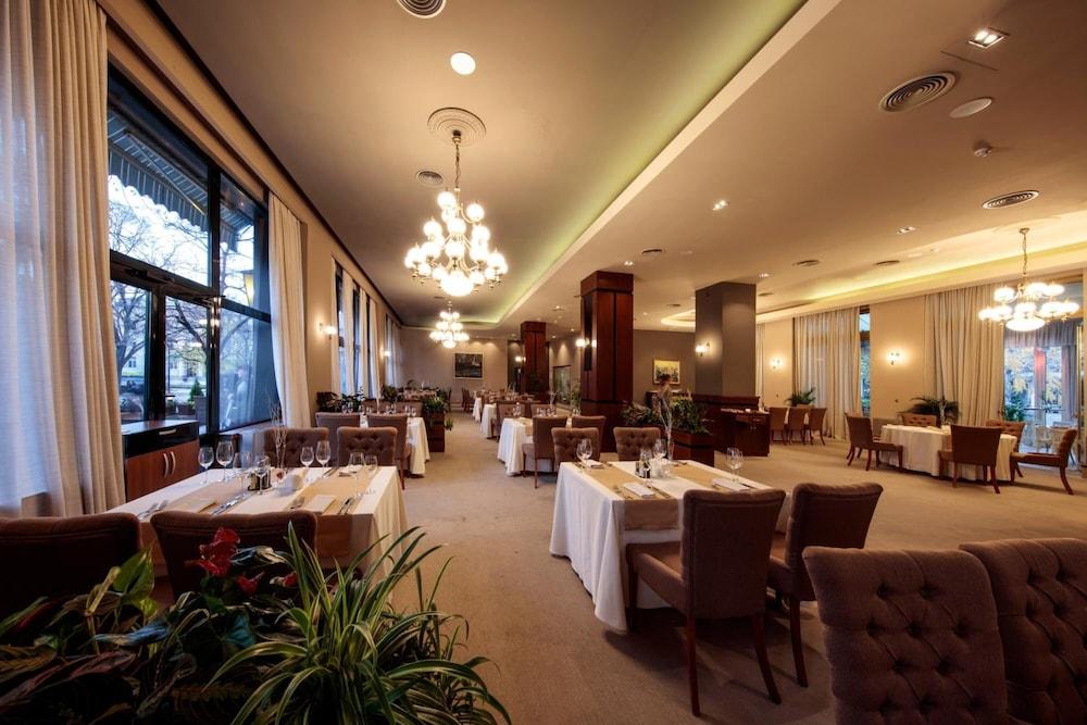 restaurant-cafeteria