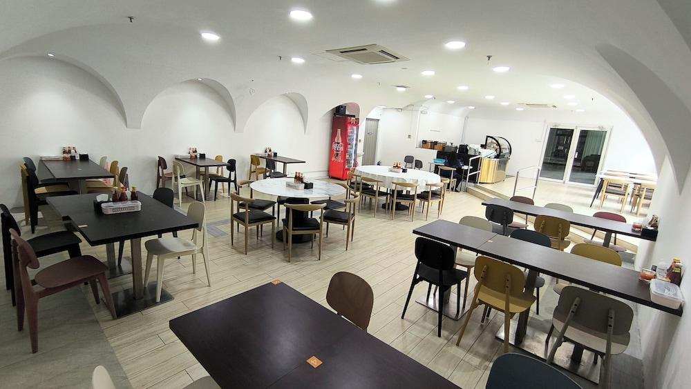 restaurant cafeteria