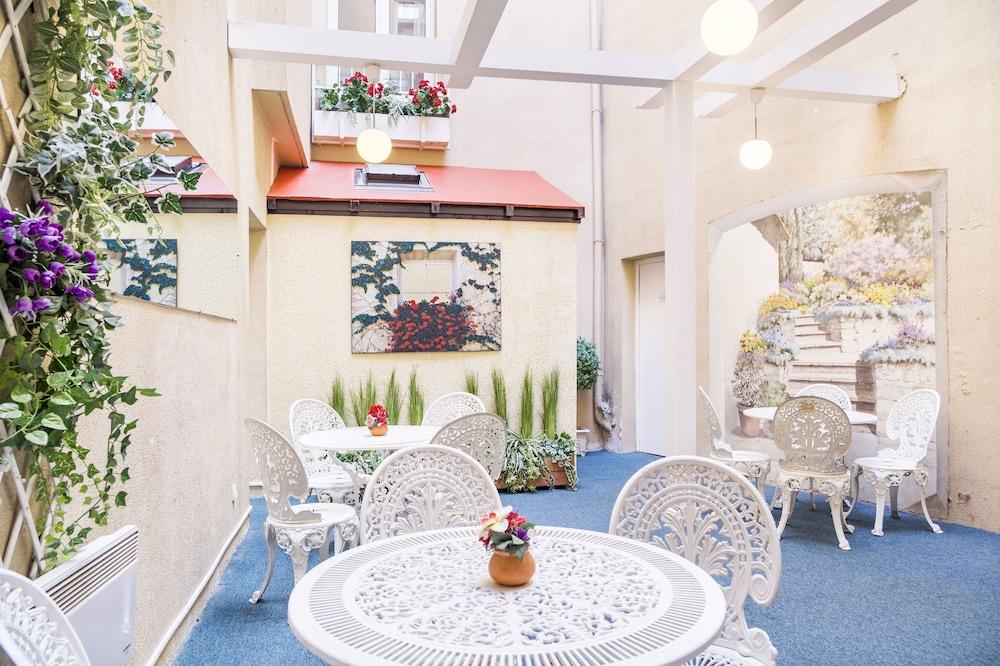 restaurant cafeteria