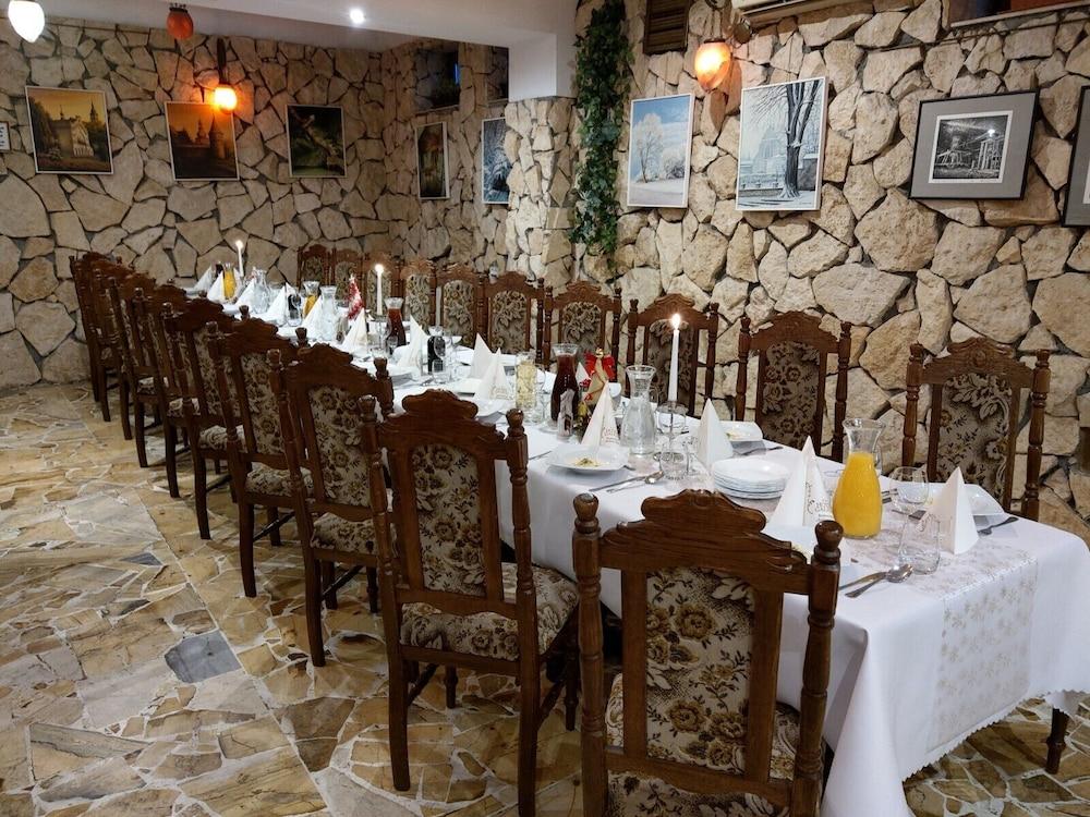 restaurant cafeteria