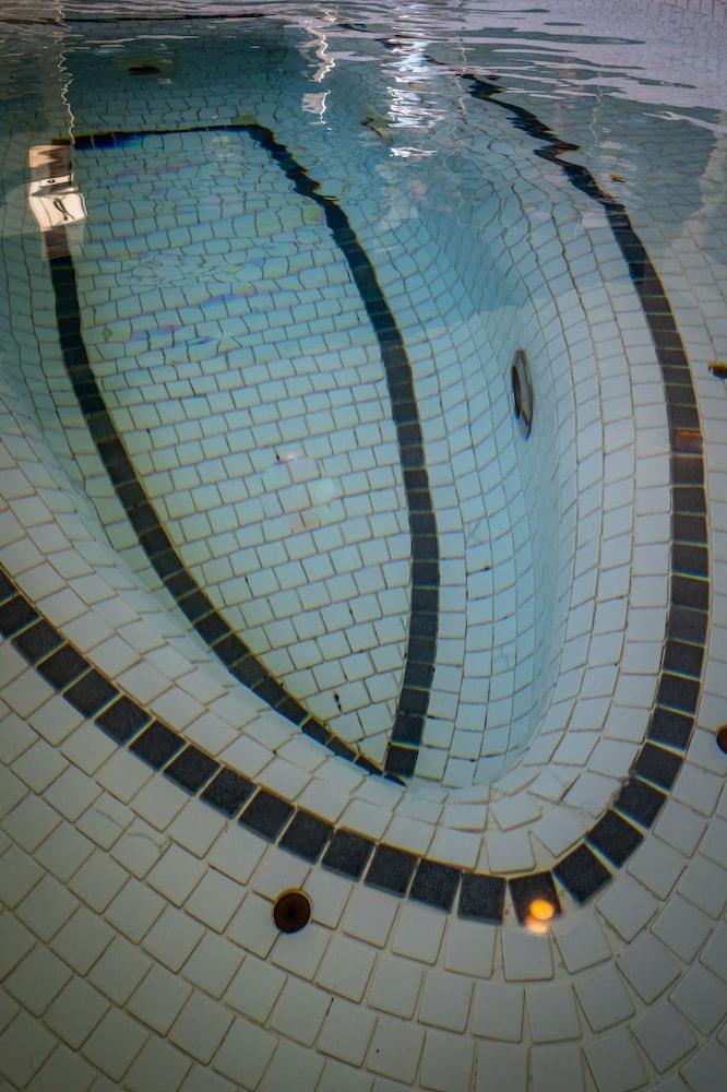 swimming pool spa