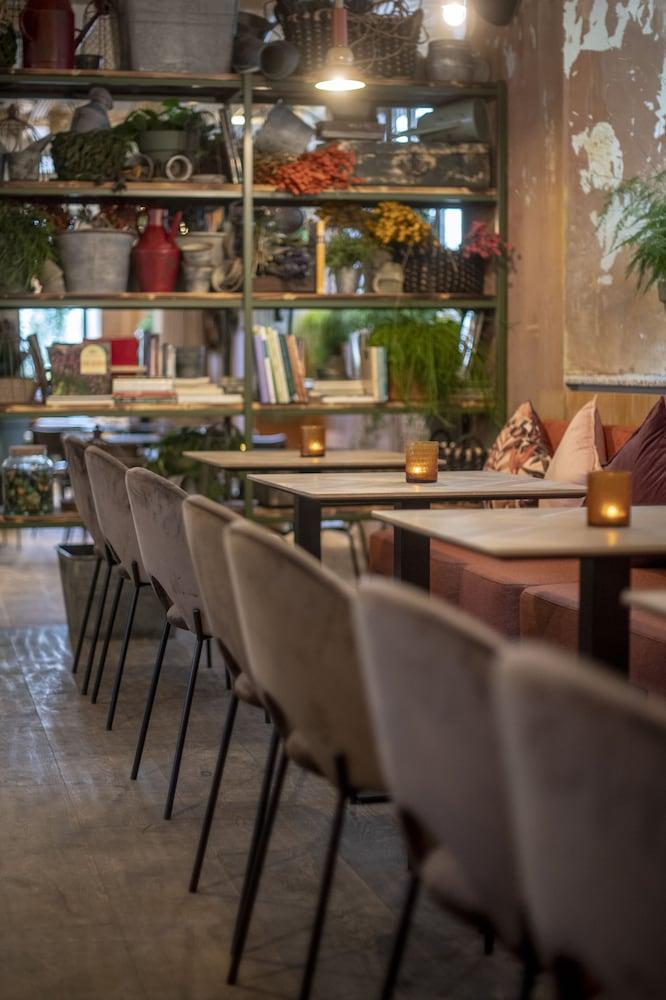 restaurant cafeteria