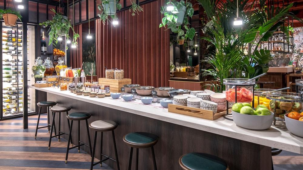 restaurant cafeteria