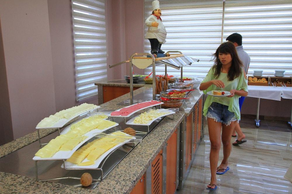 restaurant cafeteria