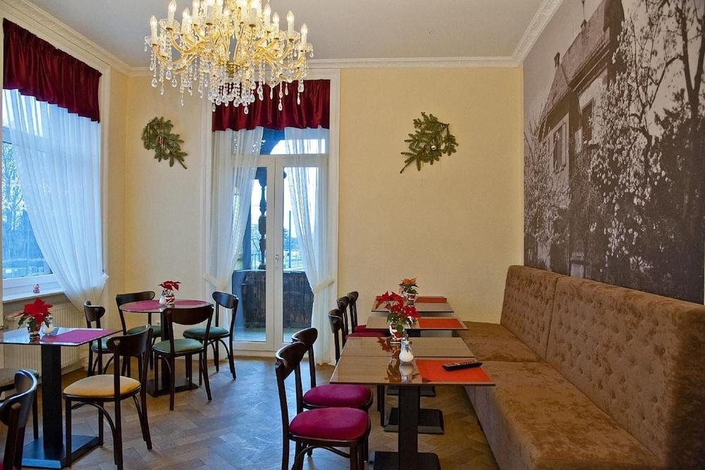 restaurant-cafeteria