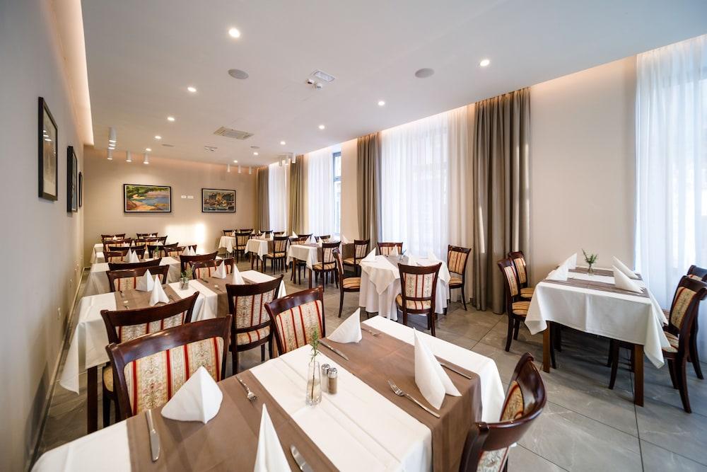 restaurant-cafeteria
