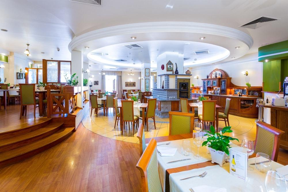 restaurant cafeteria