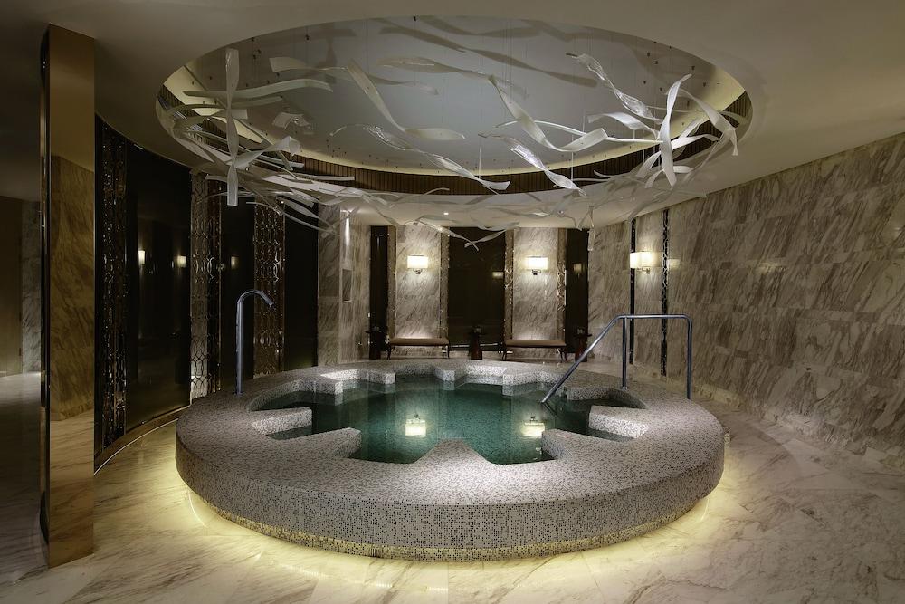 swimming pool spa