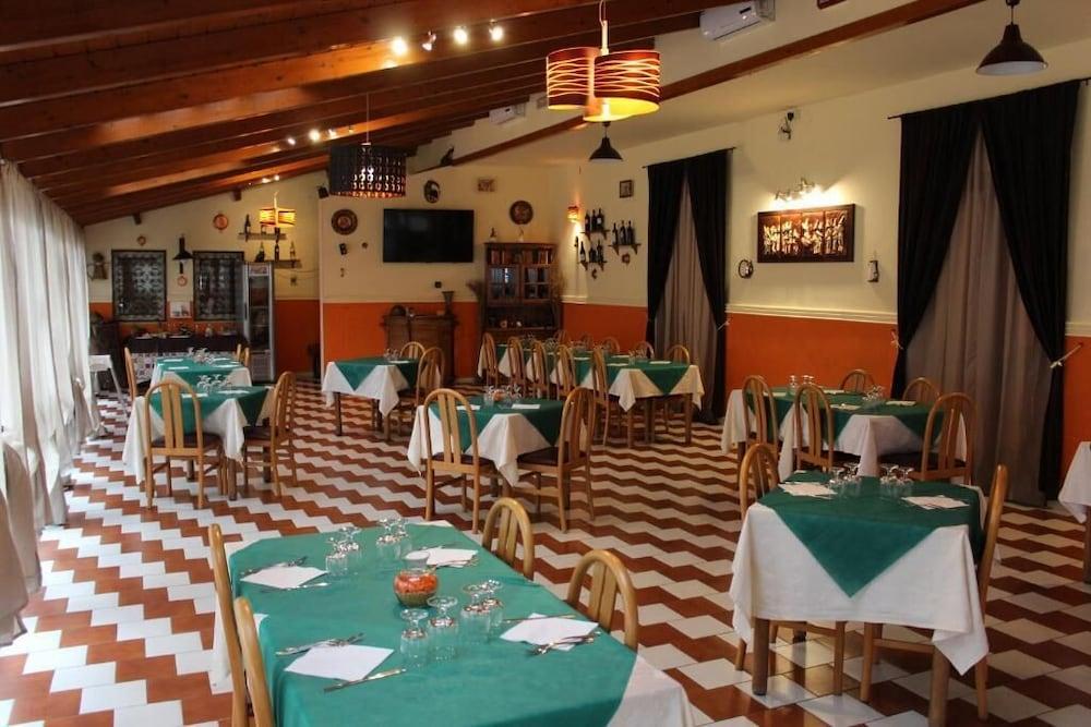 restaurant cafeteria