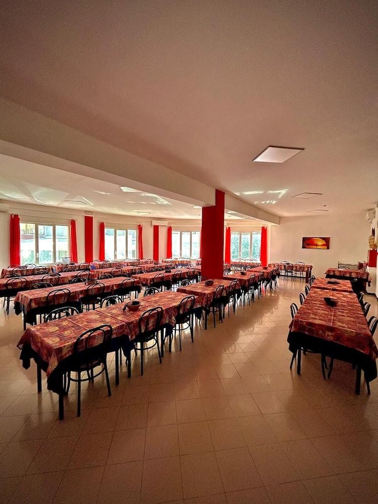 restaurant cafeteria