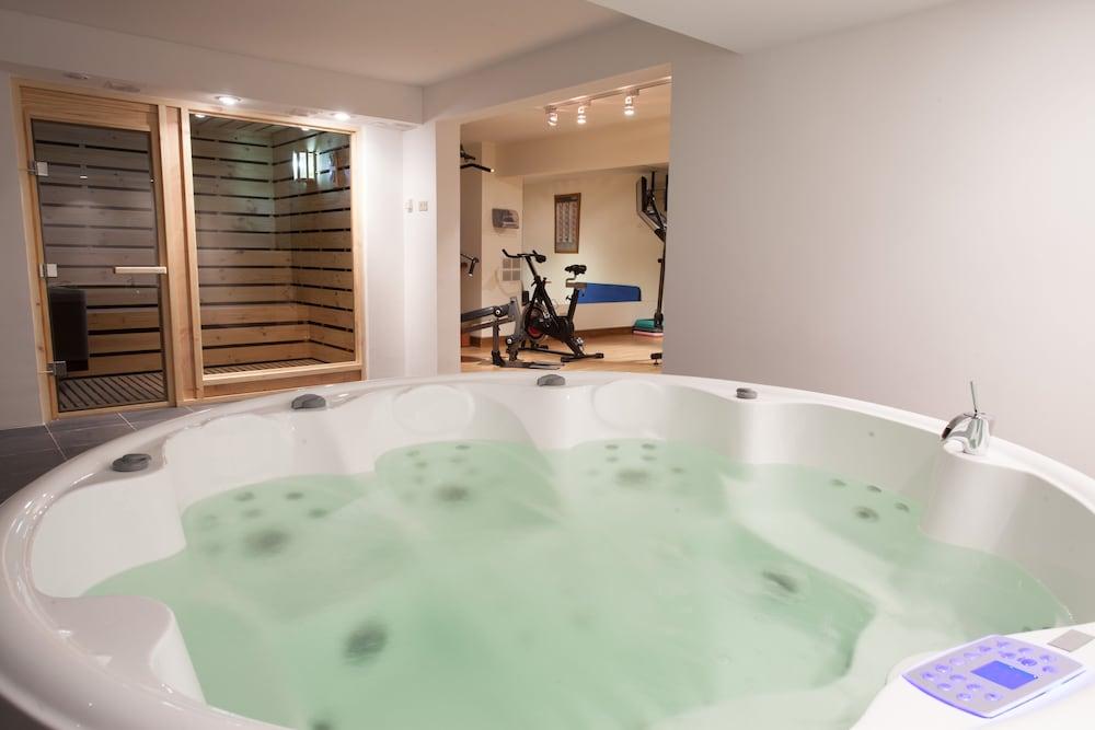 swimming pool spa