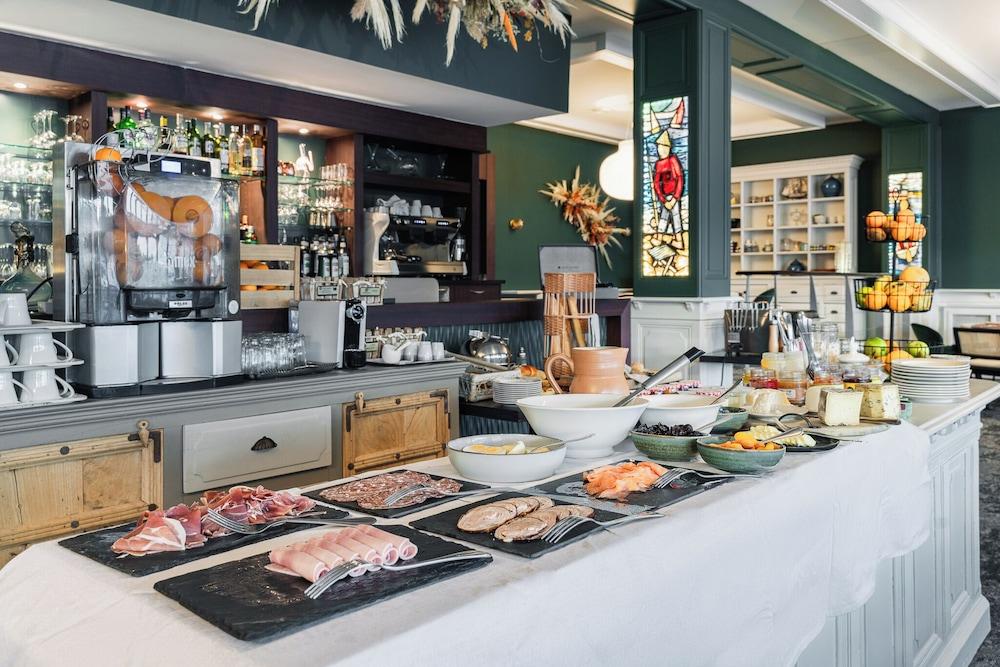 restaurant cafeteria