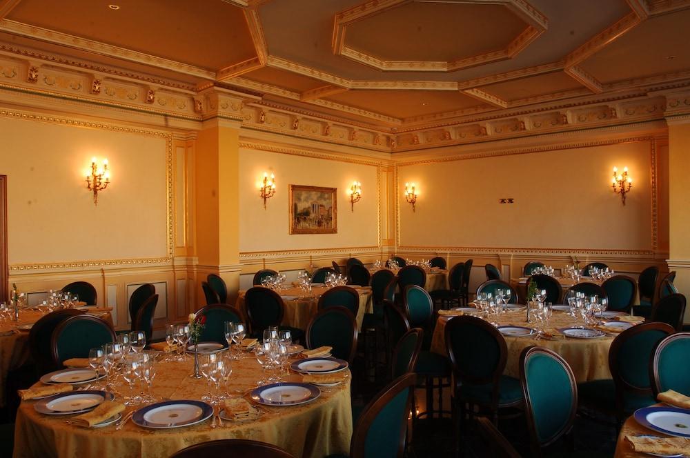 restaurant cafeteria