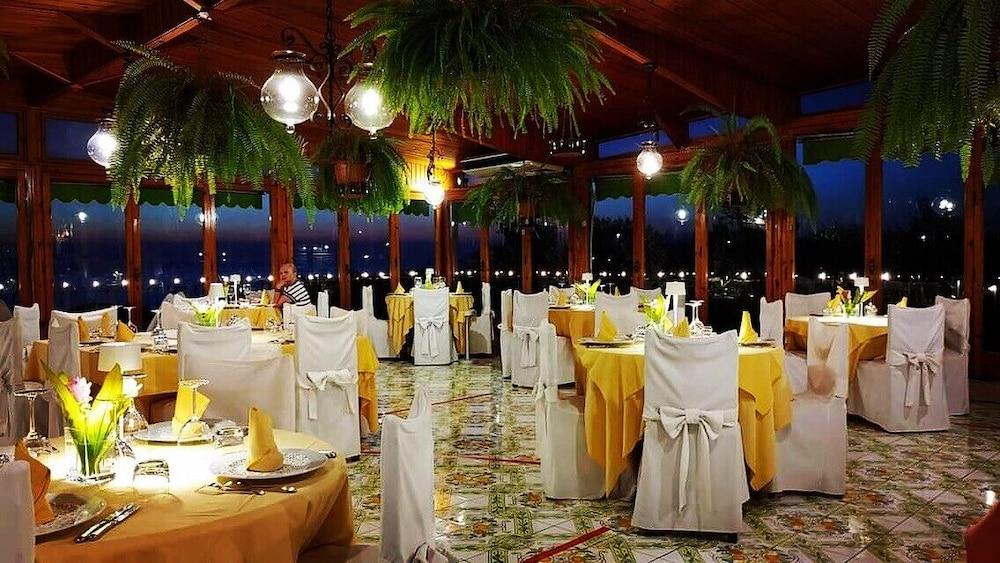 restaurant cafeteria