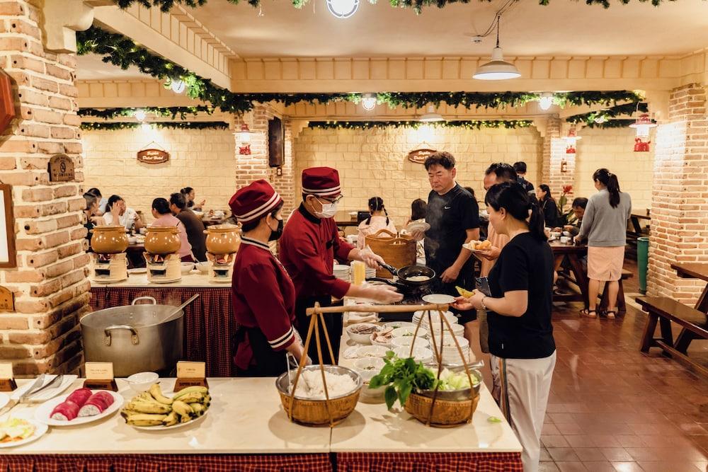 restaurant cafeteria