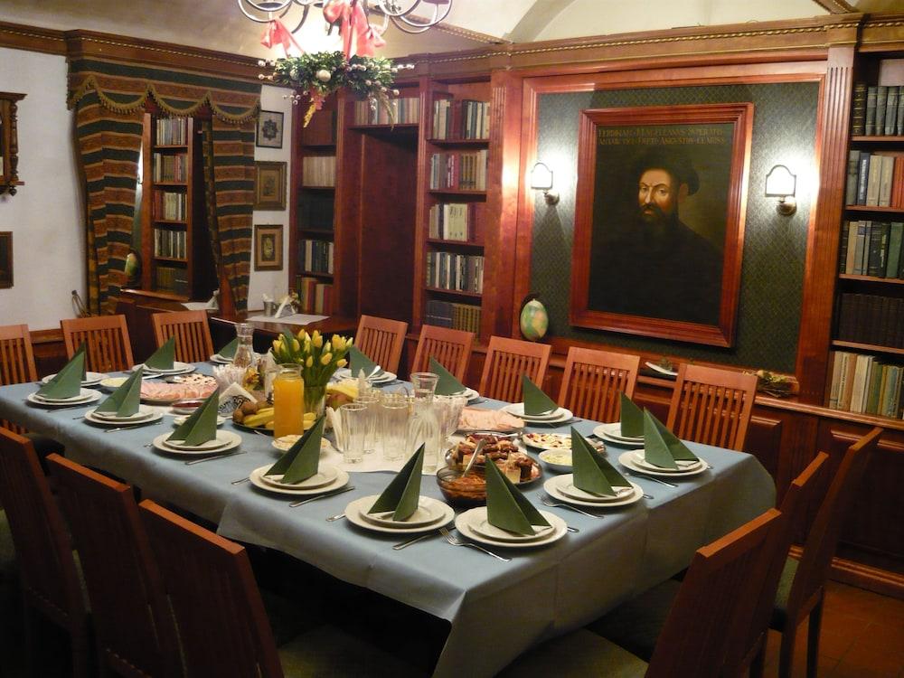 restaurant cafeteria