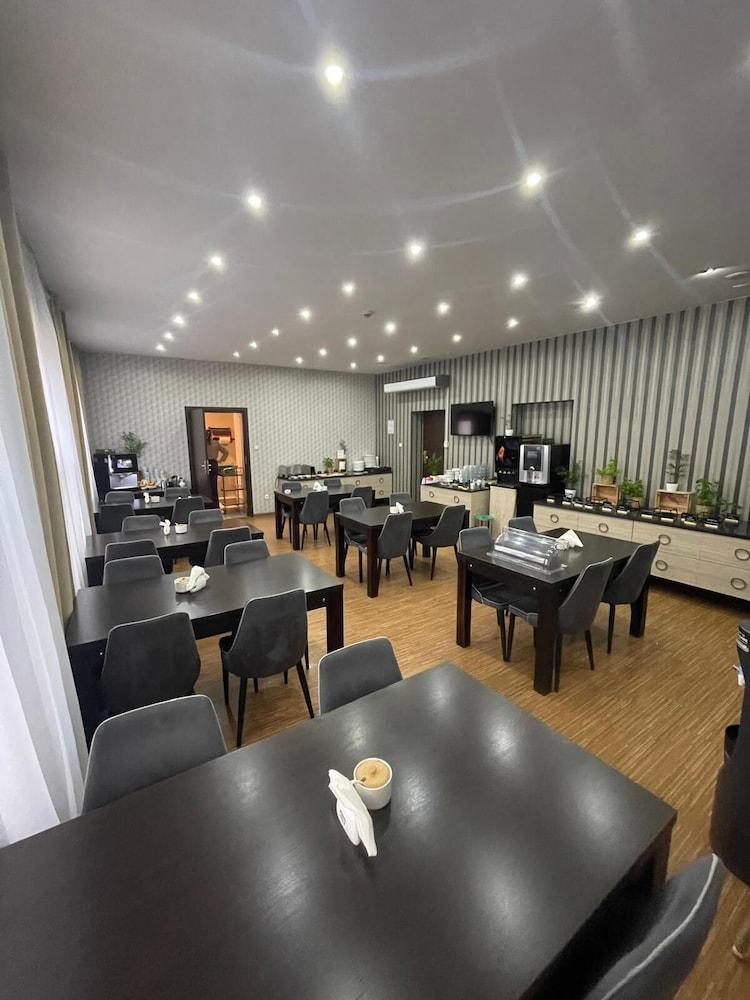 restaurant cafeteria