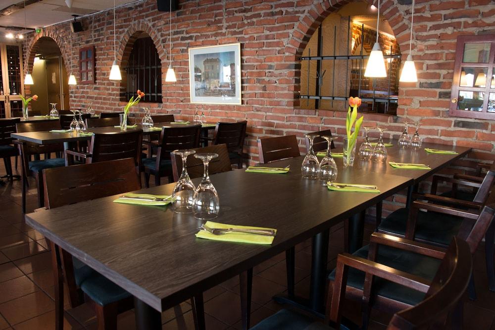 restaurant cafeteria