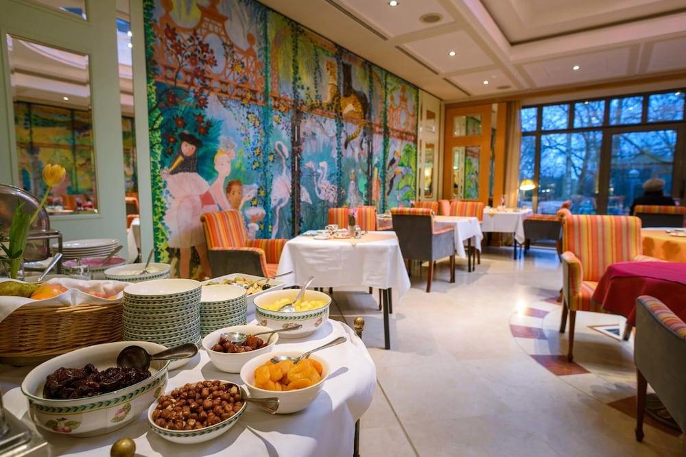 restaurant cafeteria