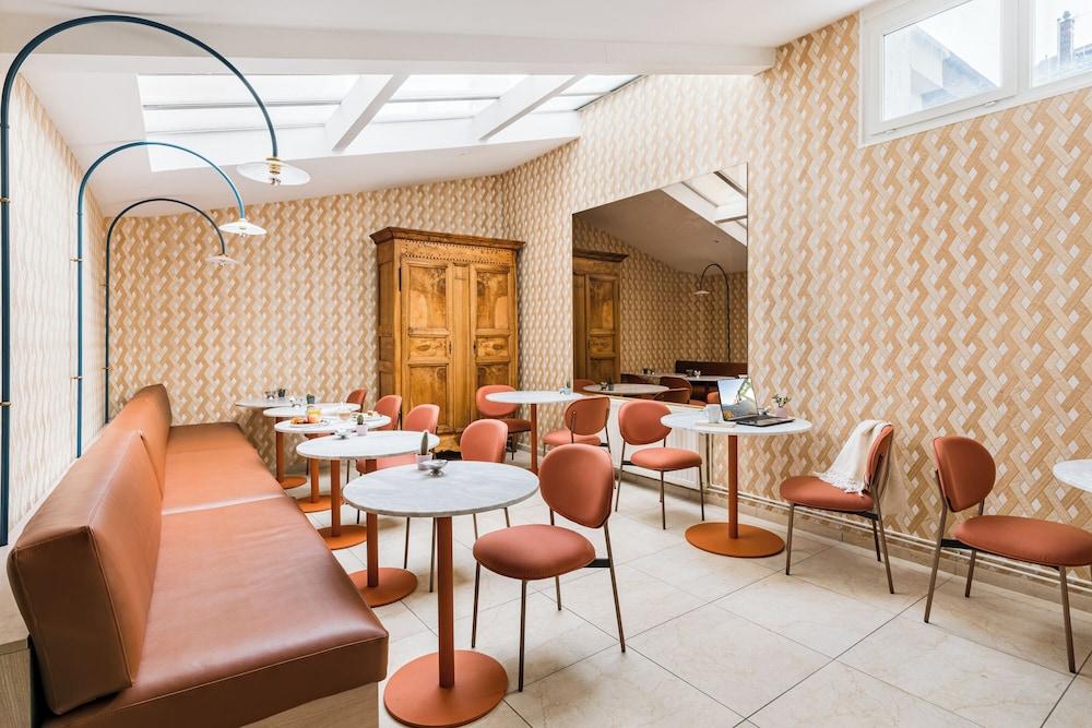restaurant cafeteria