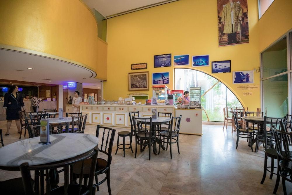 restaurant cafeteria