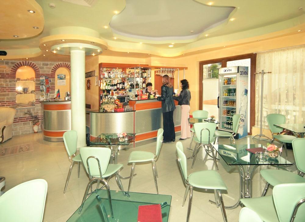 restaurant-cafeteria