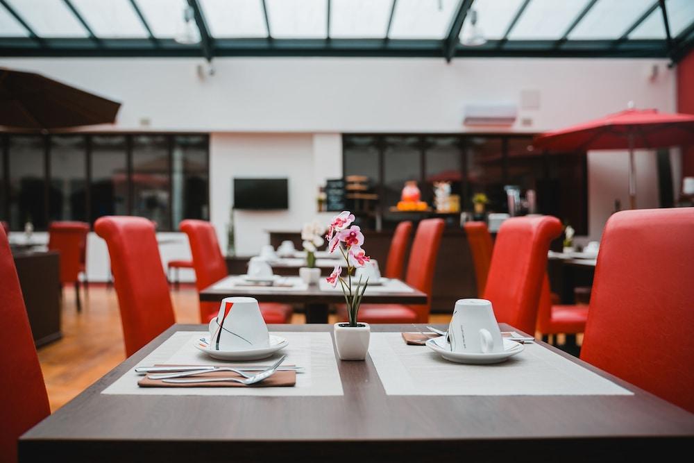 restaurant cafeteria