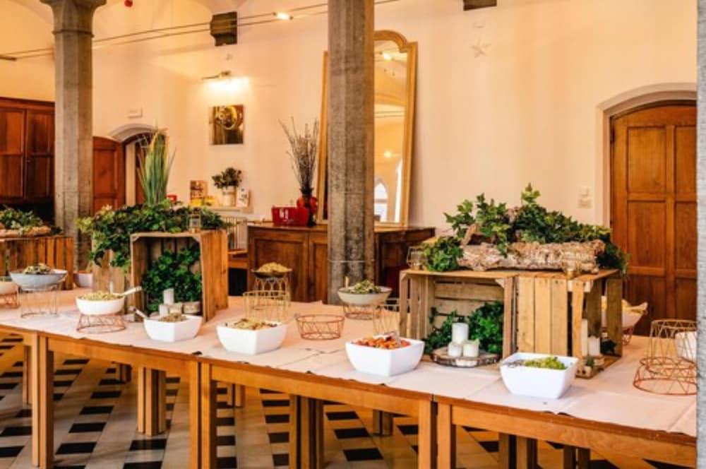 restaurant cafeteria