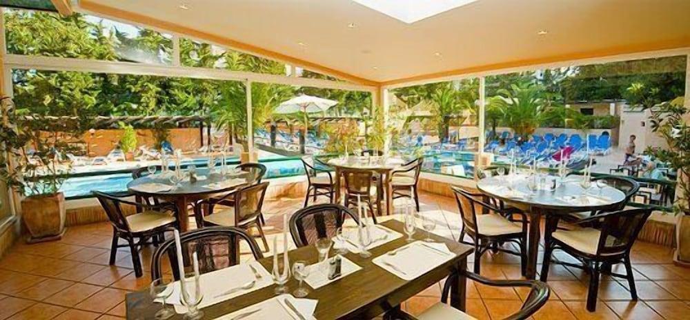 restaurant cafeteria