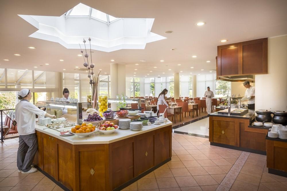 restaurant cafeteria