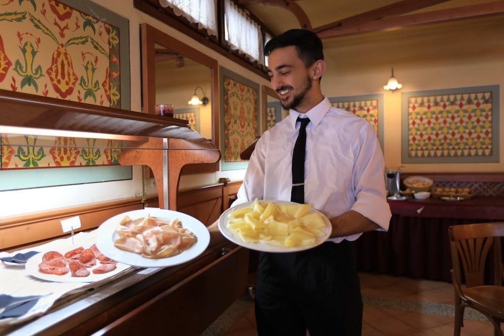 restaurant-cafeteria