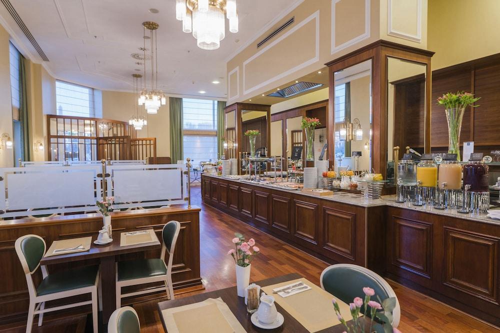 restaurant cafeteria