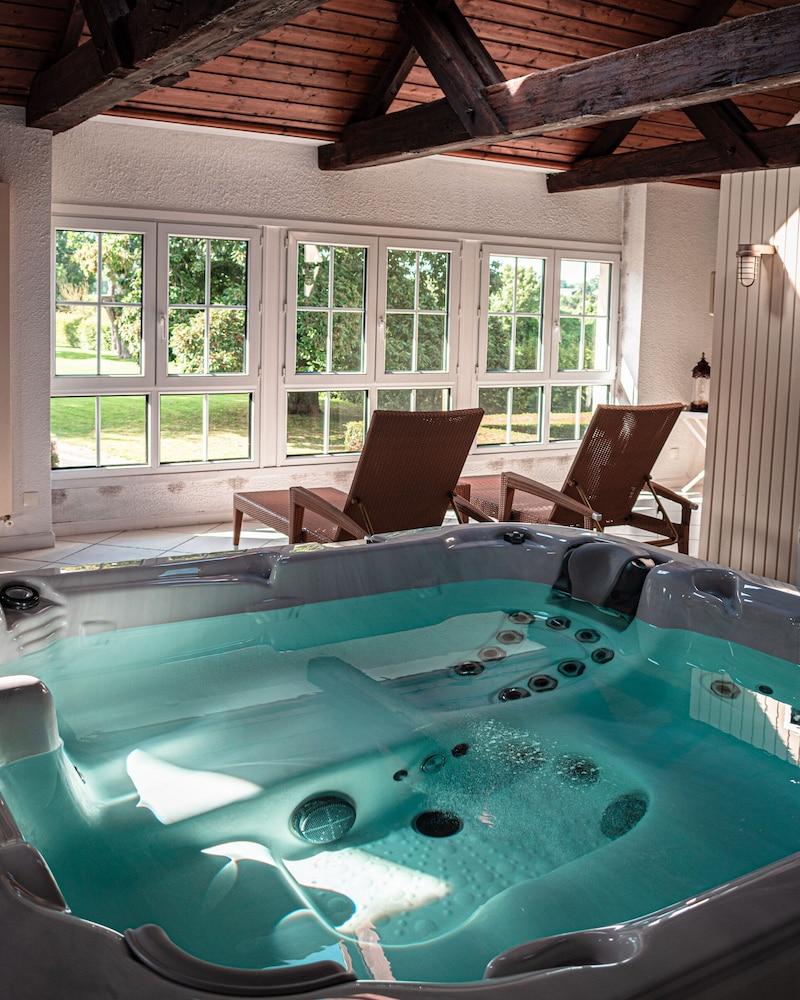 swimming pool spa